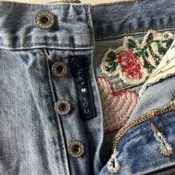 Lucky Brand 4/27 Garden Floral Heart Embroidered Shorts - Picture 4 of 9